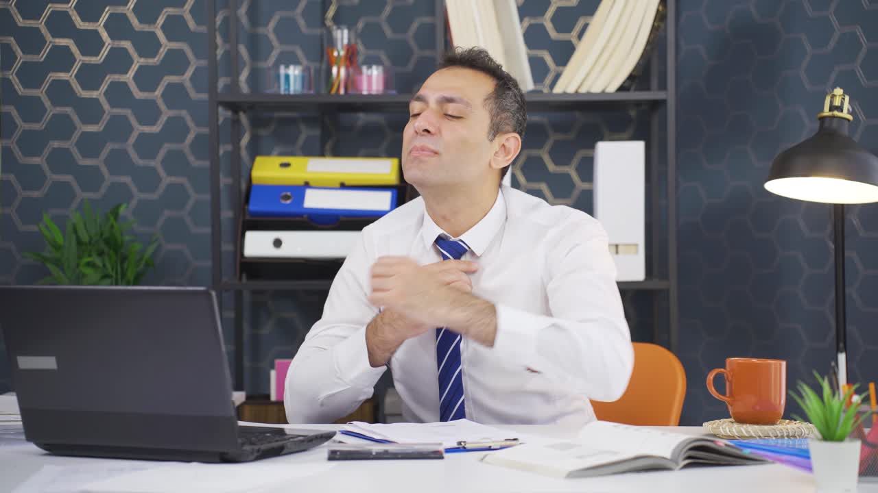 우울하고  ⁇ 은 사업가가  ⁇ 타이를 풀고 있습니다.