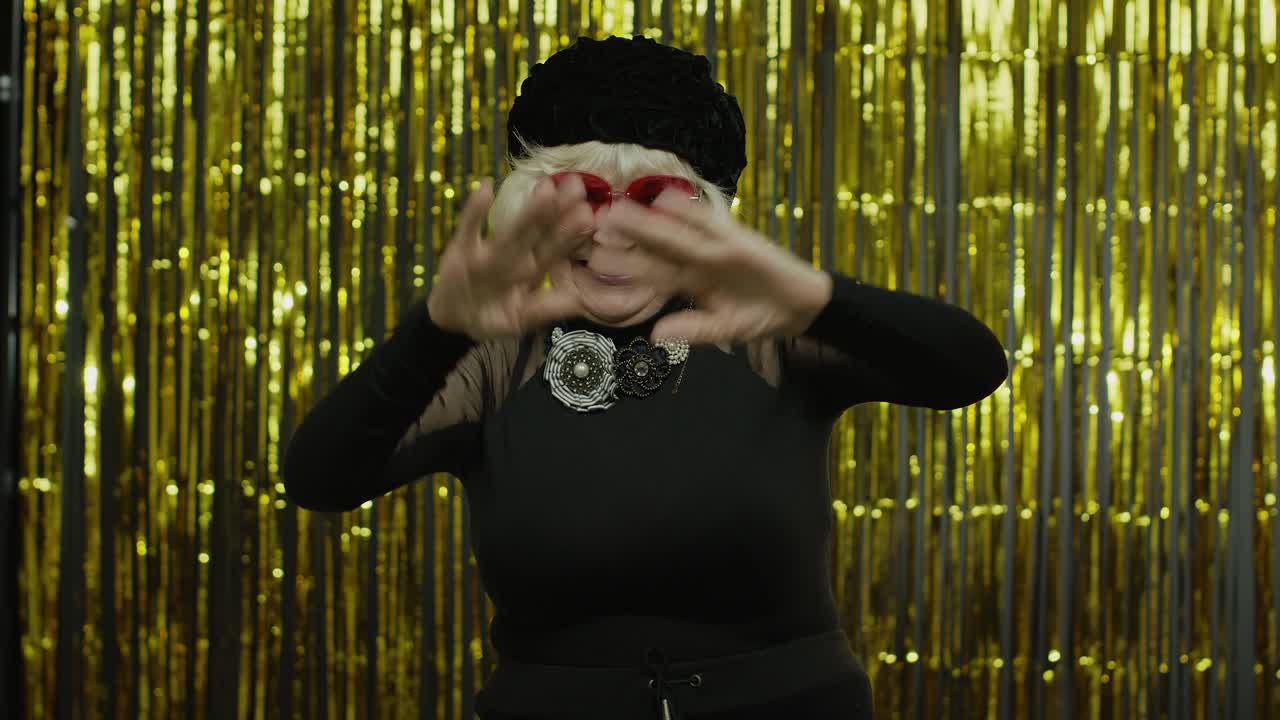 행복한 노인이 소리치고, 성공을 축하하고, 복권에서 승리하고, 목표 달성 개념