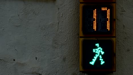 el semáforo peatonal.
