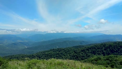 沿著茂密密集的山地綠色地形漫長的景色