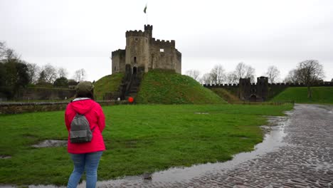 Frau-Genießt-Cardiff-Castle-Und-Normad-Festung-An-Regnerischen-Tagen