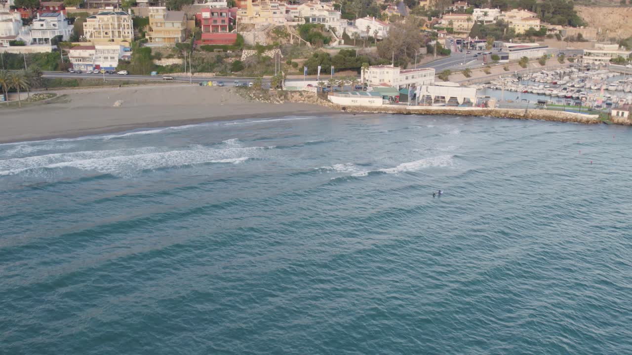 vista aérea de las olas onduladas que se acercan a la playa de málaga
