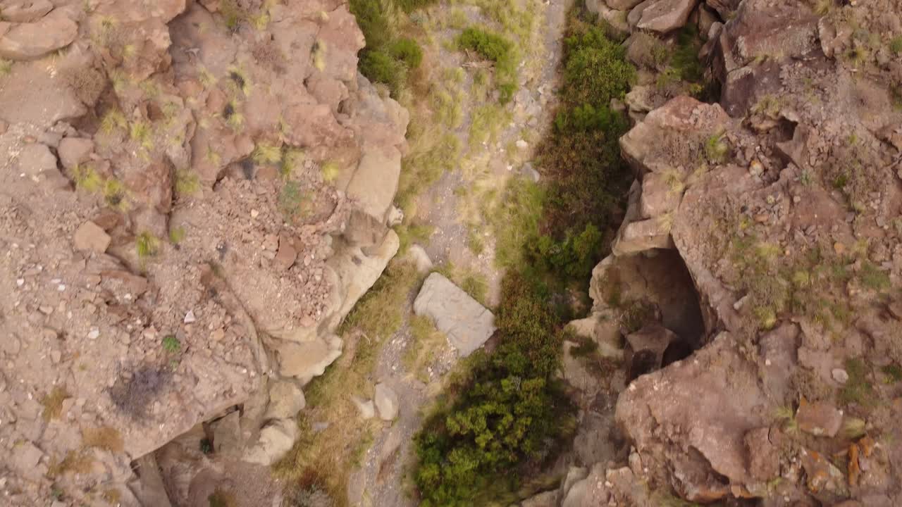 valle del río de piedra arenisca en la temporada seca, vista aérea de arriba hacia abajo