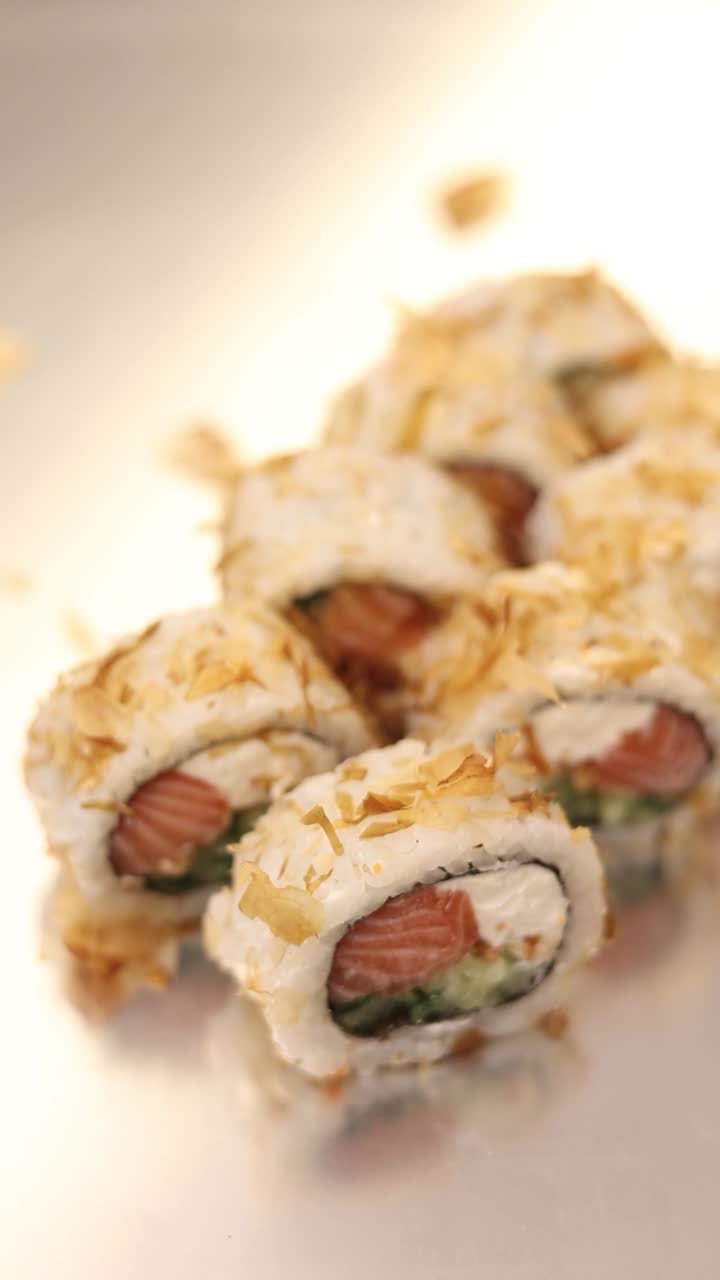 Rollos de sushi de salmón