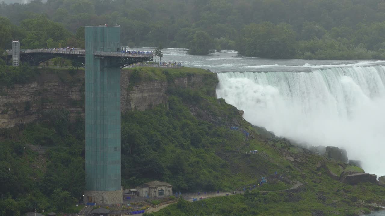 거대한 나이아가라 폭포가 내려다보이는 전망대에 있는 사람들