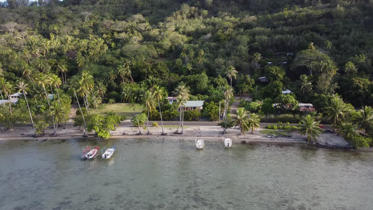 vuelo aéreo bajo a lo largo de la idílica costa tropical de la isla de bora bora