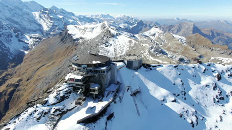 Schilthorn-piz-Gloria:-fantastic-shot-in-orbit-over-the-station-and-the-funicular,-overlooking-a-spectacular-Swiss-landscape