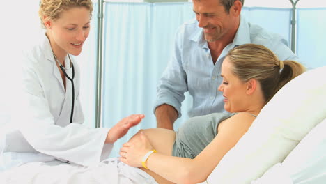 una enfermera visitando a los futuros padres