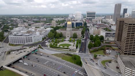 georgia state capitol-gebäude in atlanta, georgia mit drohnen-video, das sich im weitbild bewegt