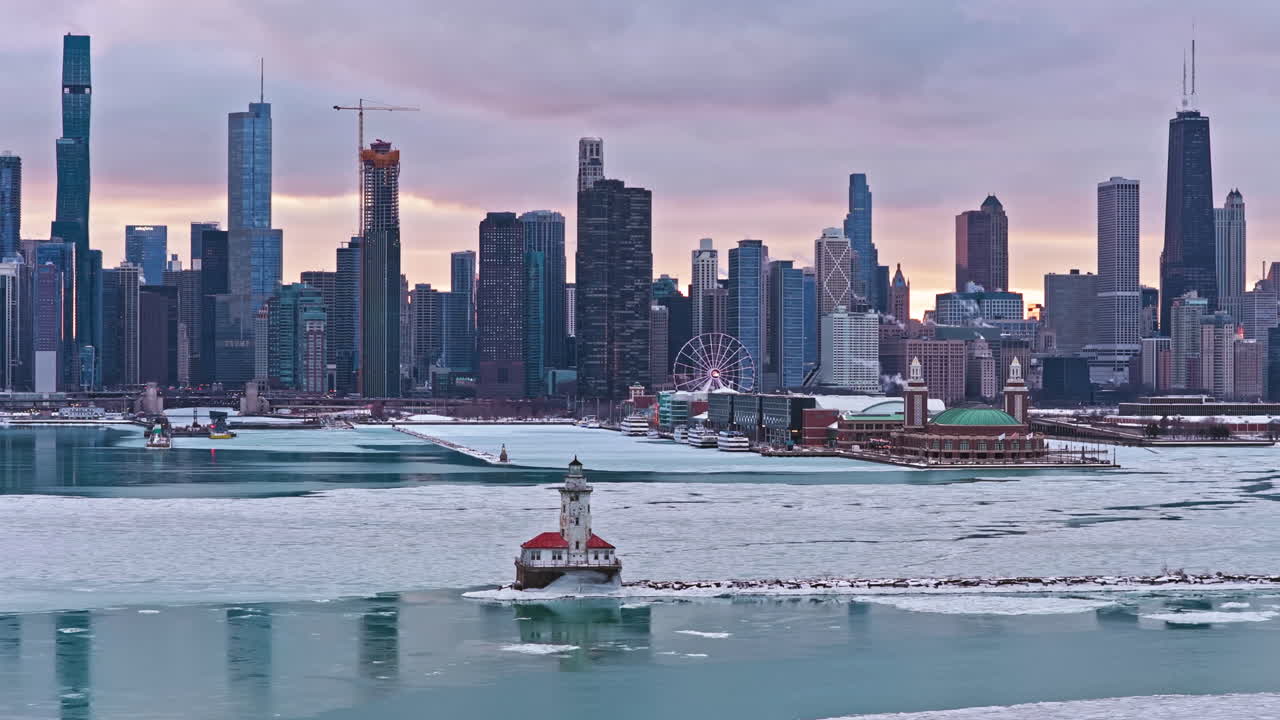 Ripresa aerea con drone teleobiettivo del Faro del Porto di Chicago e dello skyline urbano, in inverno