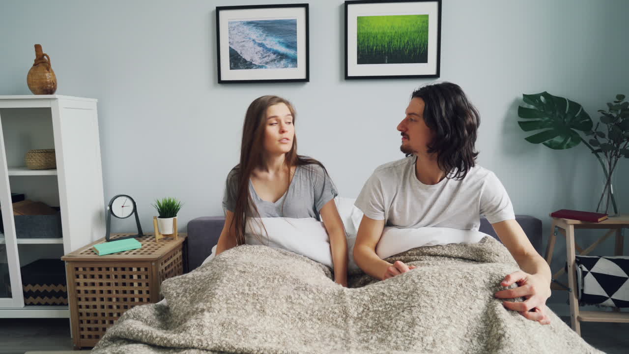 침대에 있는 커플