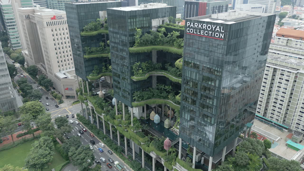 Plano dolly aéreo de um arranha-céu verde, o ParkRoyal é um hotel icônico, ecológico e deslumbrante com um conceito de jardim que incorpora recursos de economia de energia e tecnologias ambientalmente amigáveis