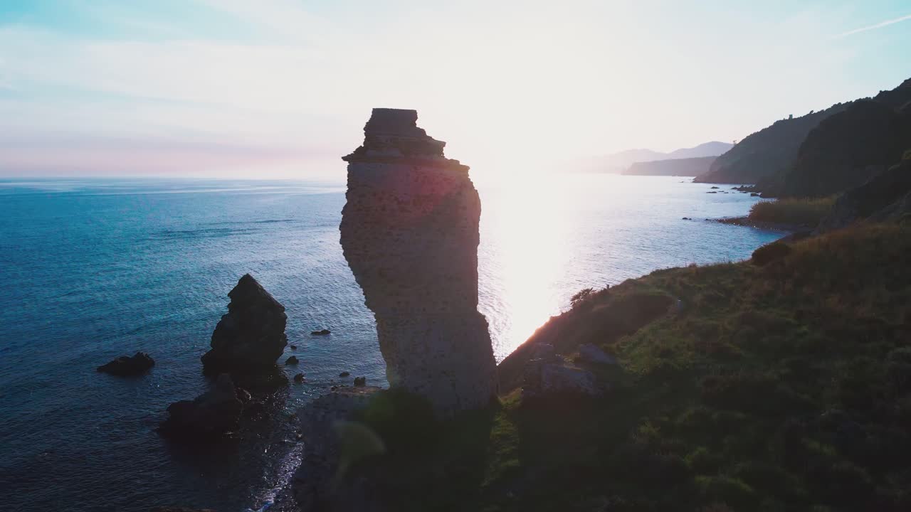 torre destruida cerca de la playa, vista aérea avanzando