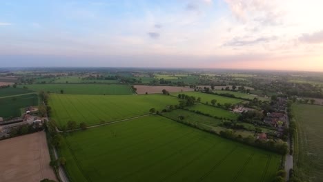 Imágenes-Aéreas-De-Drones-De-Una-Puesta-De-Sol-Sobre-El-Pueblo-Norfolk-De-South-Walsham