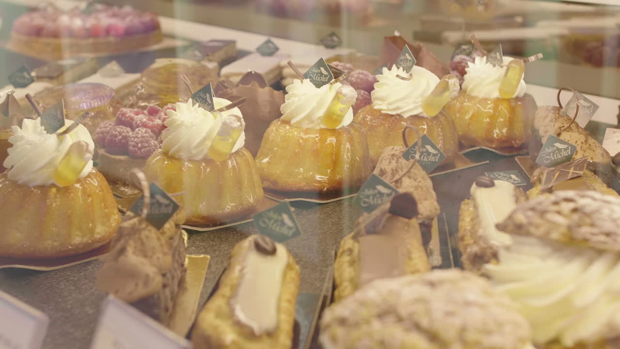 cerca de la vitrina de pastelería, deliciosos pasteles y panadería montpellier francia