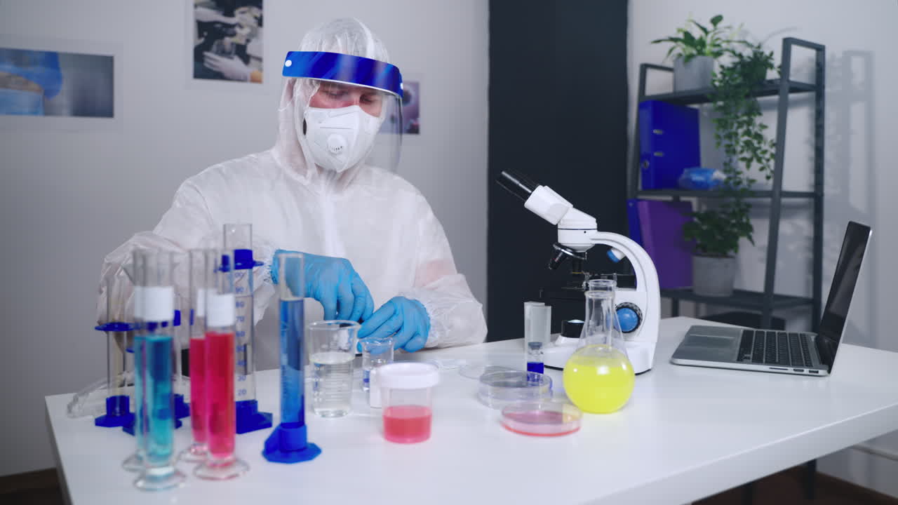 científico que lleva a cabo experimentos en un entorno de laboratorio