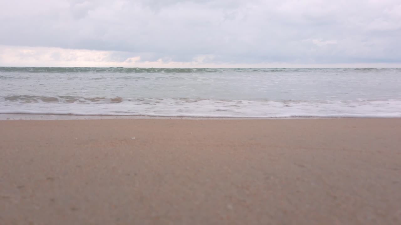 모래 아름다움 백사장, 여름 해변 바다 경치에 거품이 있는 천연 바다 물결