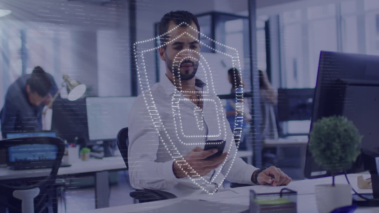 animación del icono del candado de seguridad y el punto de luz contra el hombre biracial que usa un teléfono inteligente en la oficina