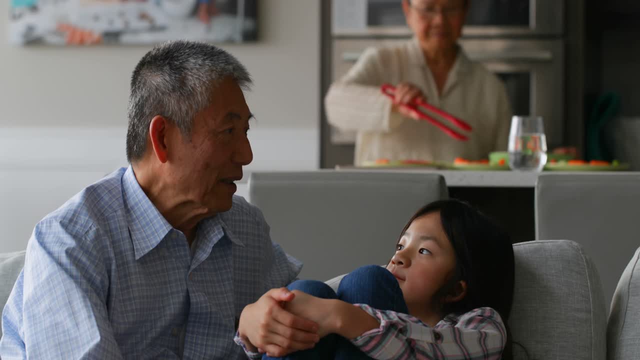 귀여운 아시아 손녀가 집에서  ⁇ 은 할아버지와 상호 작용하는 앞면 4k