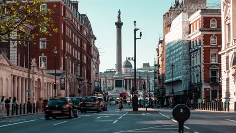 Zeitraffer---Trafalgar-Square-Und-Nelsons-Säule-Aus-Whitehall,-London,-Großbritannien