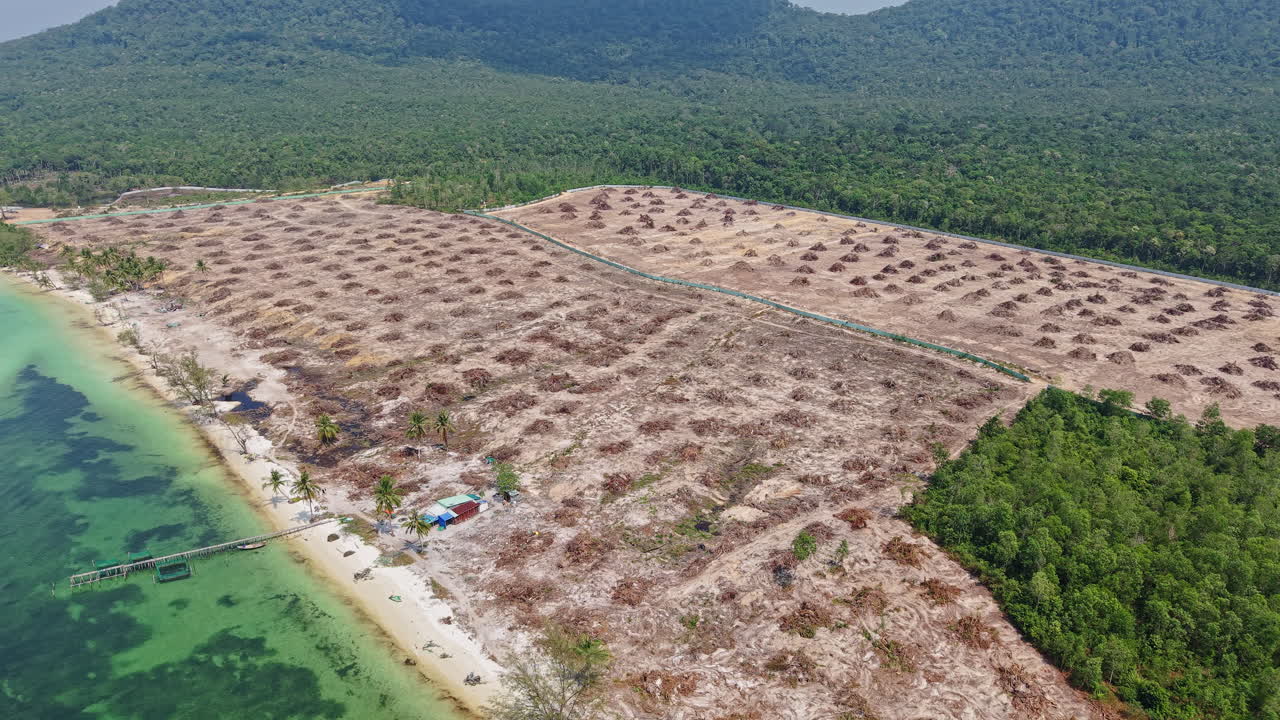 Vista de dron de tierra deforestada y playa en la isla de Phu Quoc, Vietnam.