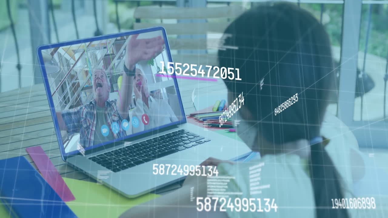 múltiples números cambiantes contra una mujer que tiene una videollamada con sus padres en una computadora portátil en casa