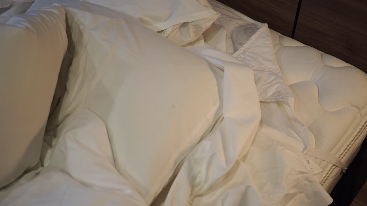 una cama desordenada y sin hacer.