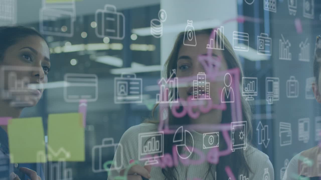 animación de iconos de computadora sobre mujeres diversas escribiendo en una pared de vidrio y discutiendo con compañeros de trabajo