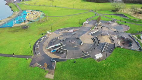 Vista-Aérea-Del-Parque-Forestal-Hanley,-Parque-Forestal-Central,-Hanley-Park,-Plaza-Skatepark-En-Stoke-On-Trent-Staffordshire