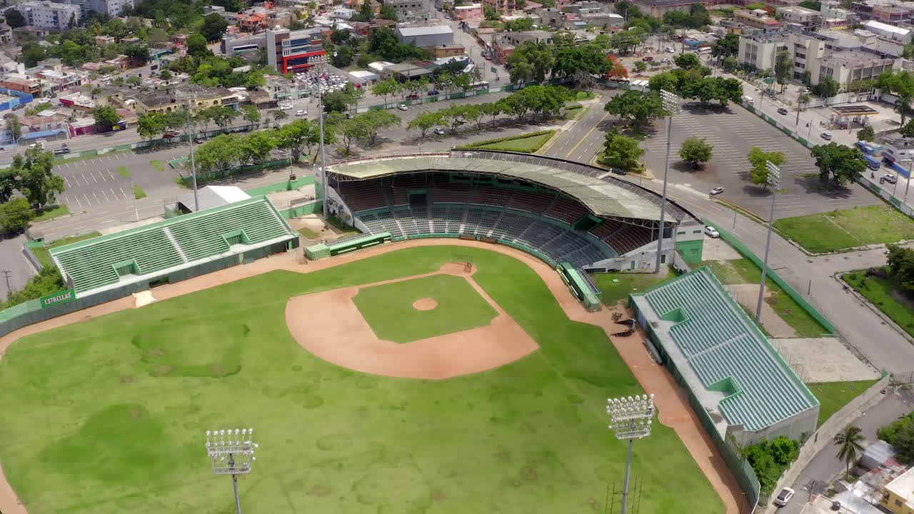 drone volando sobre el estadio vacío tetelo vargas, san pedro de macoris en república dominicana