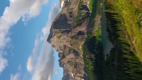 timelapse vertical de 4k, paisaje de montaña celestial en un día soleado de verano, nubes y sombras en el valle verde