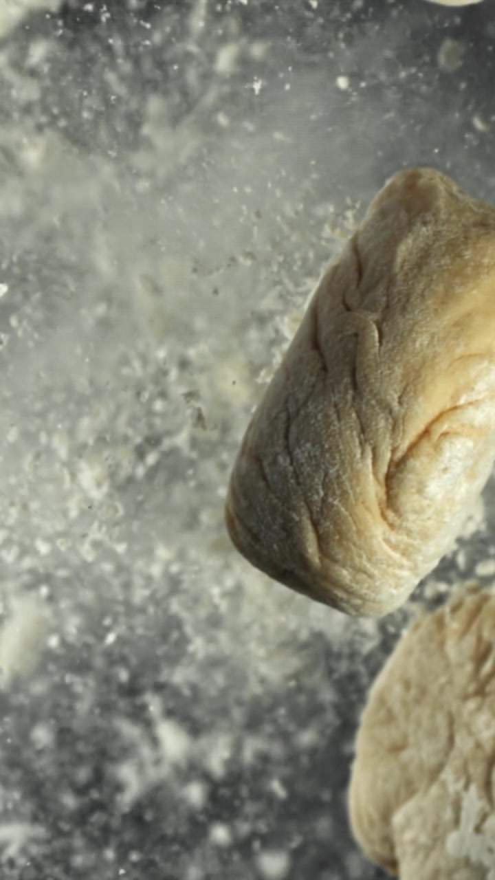 Farina che esplode attorno all'impasto di gnocchi appena fatto al rallentatore