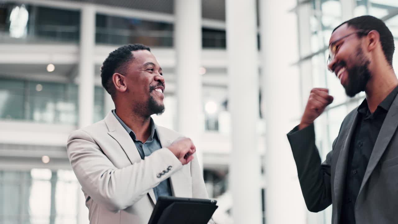 golpe de puño, hombres de negocios y apretón de manos de celebración