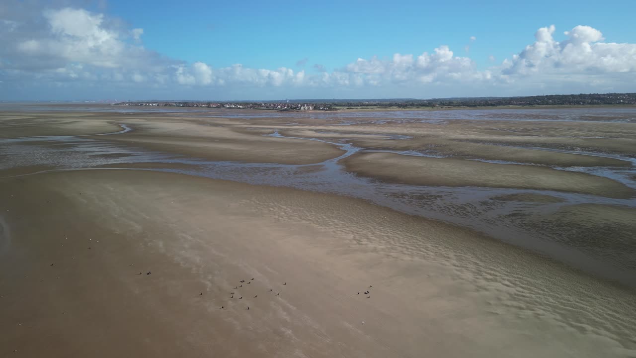 hilbre island, west kirby, wirral - texturas aéreas de barrido de playa con drones