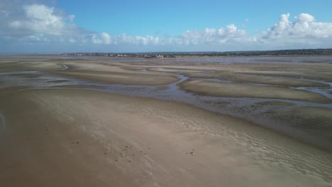 Hilbre-Island,-West-Kirby,-Wirral---Luftdrohne-Strandfegertexturen