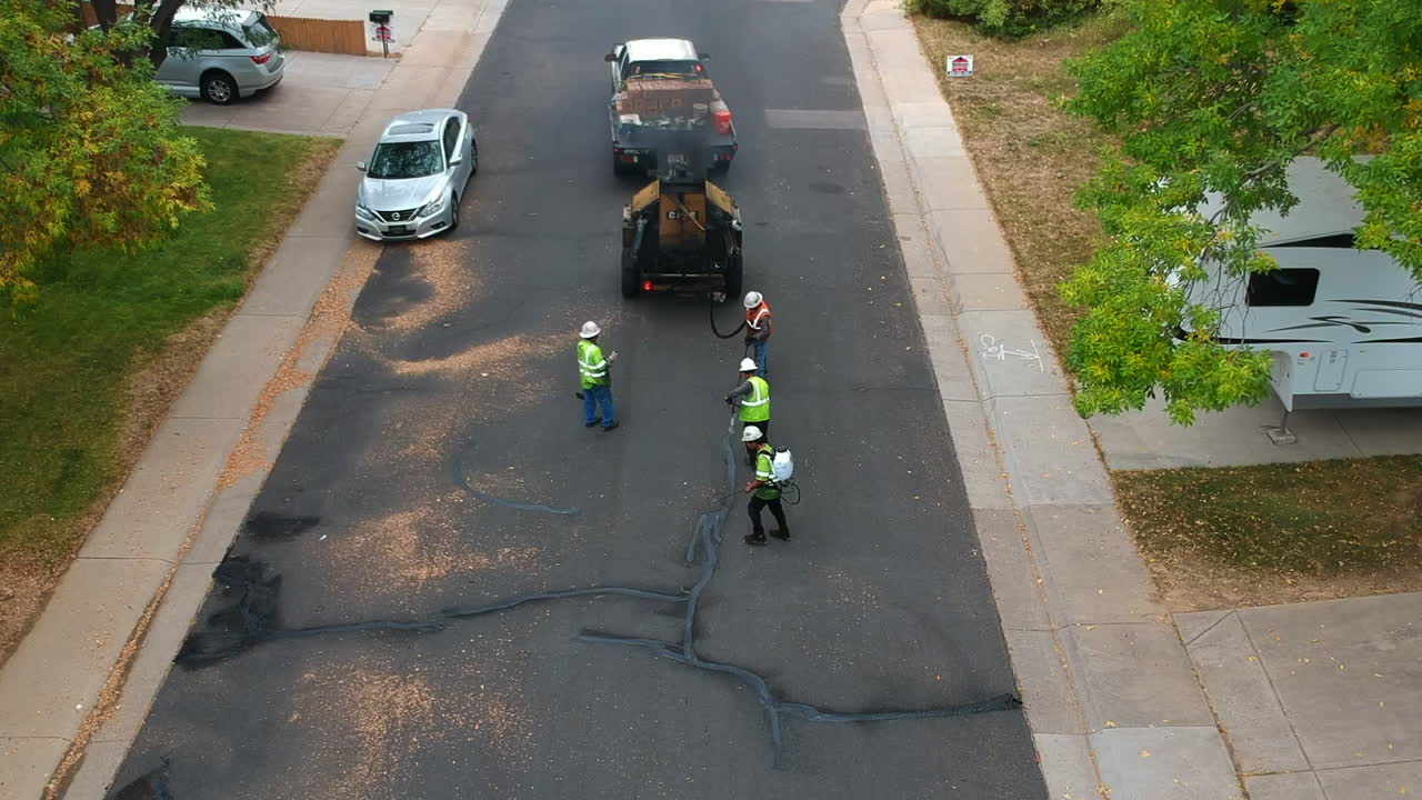 도로의 갈라진 틈을 메우다