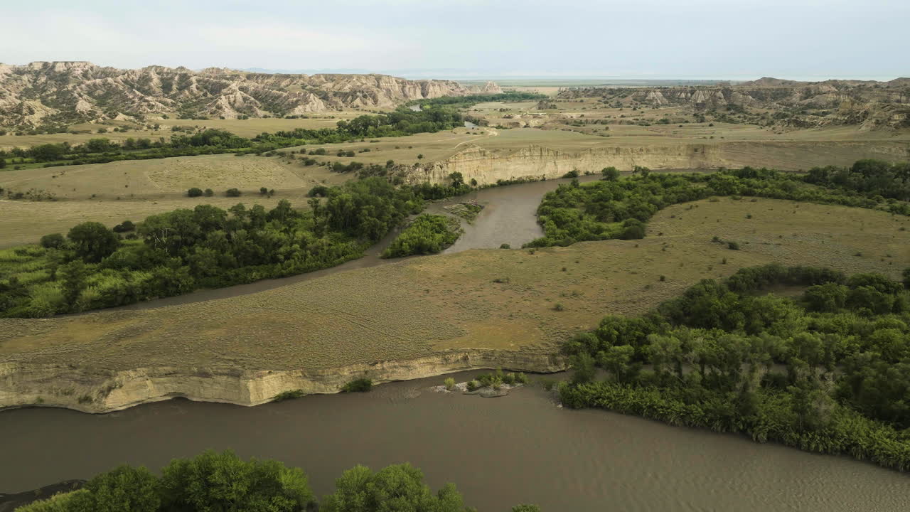 río alazani que fluye en el valle de la reserva natural de vashlovani en georgia