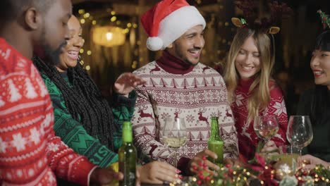 Tiro-De-Seguimiento-Alejándose-De-Un-Grupo-De-Amigos-Celebrando-La-Navidad-En-El-Bar