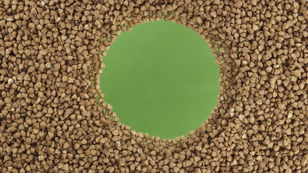 중앙에 공간이 있는 원형으로 어져 있는 오징어 곡물의 회전.