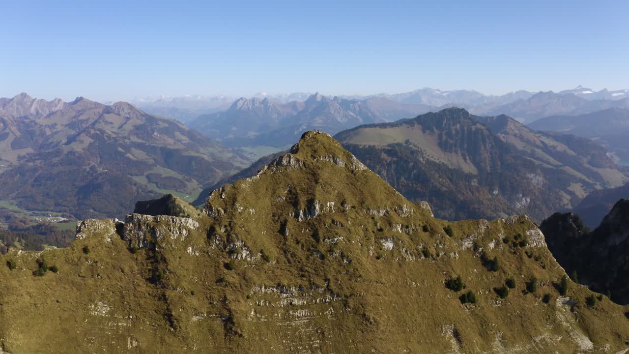 órbita aérea de la cumbre prealpina "la cape au moine", vaud - suiza colores otoñales y los alpes al fondo