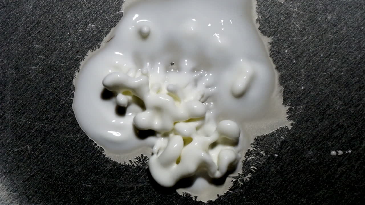 первобытная масса слизи под воздействием вибрации становится одушевленной, как инопланетная форма жизни