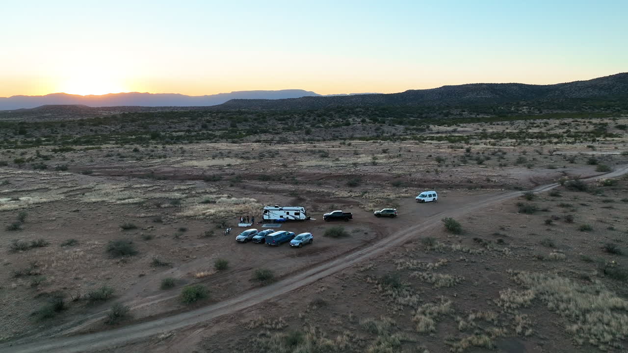 camioneta y vehículos estacionados en el paisaje desierto de sedona, arizona - fotografía aérea de un dron