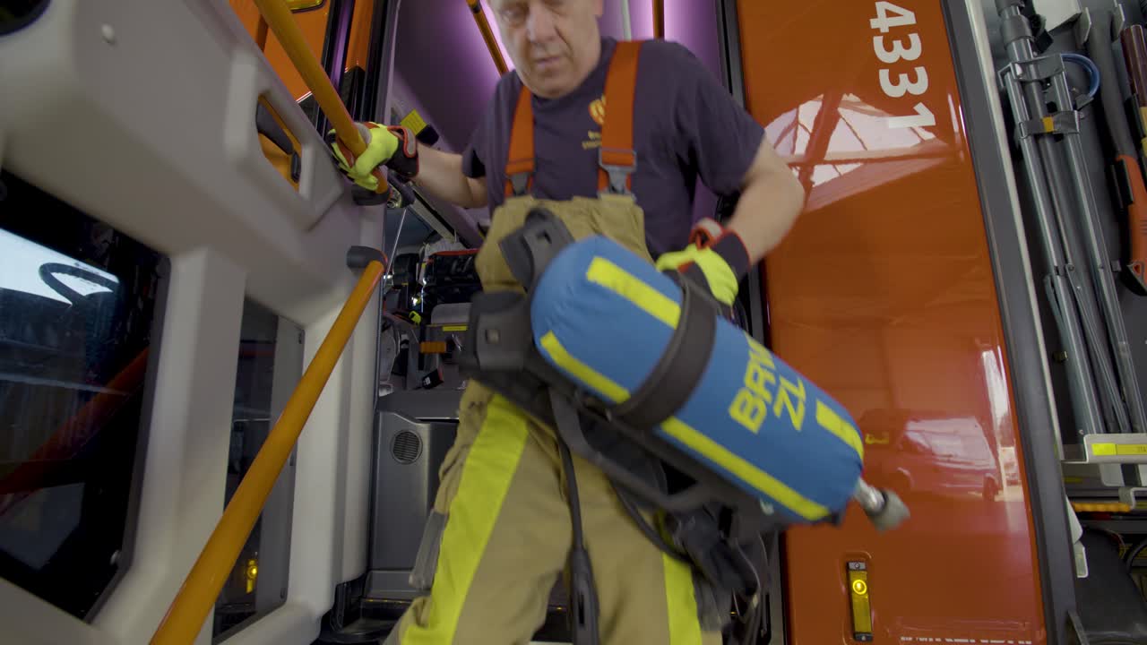 aparato respiratorio que es sacado del camión de bomberos por un bombero