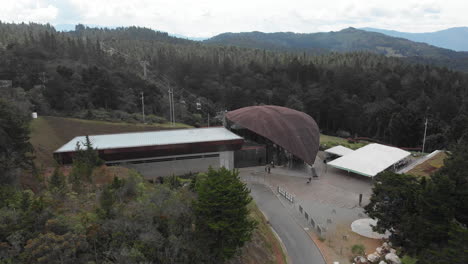 La-Estación-De-Metrocable-Arvi-En-Medellin,-Colombia-Durante-El-Día---Descenso-Aéreo