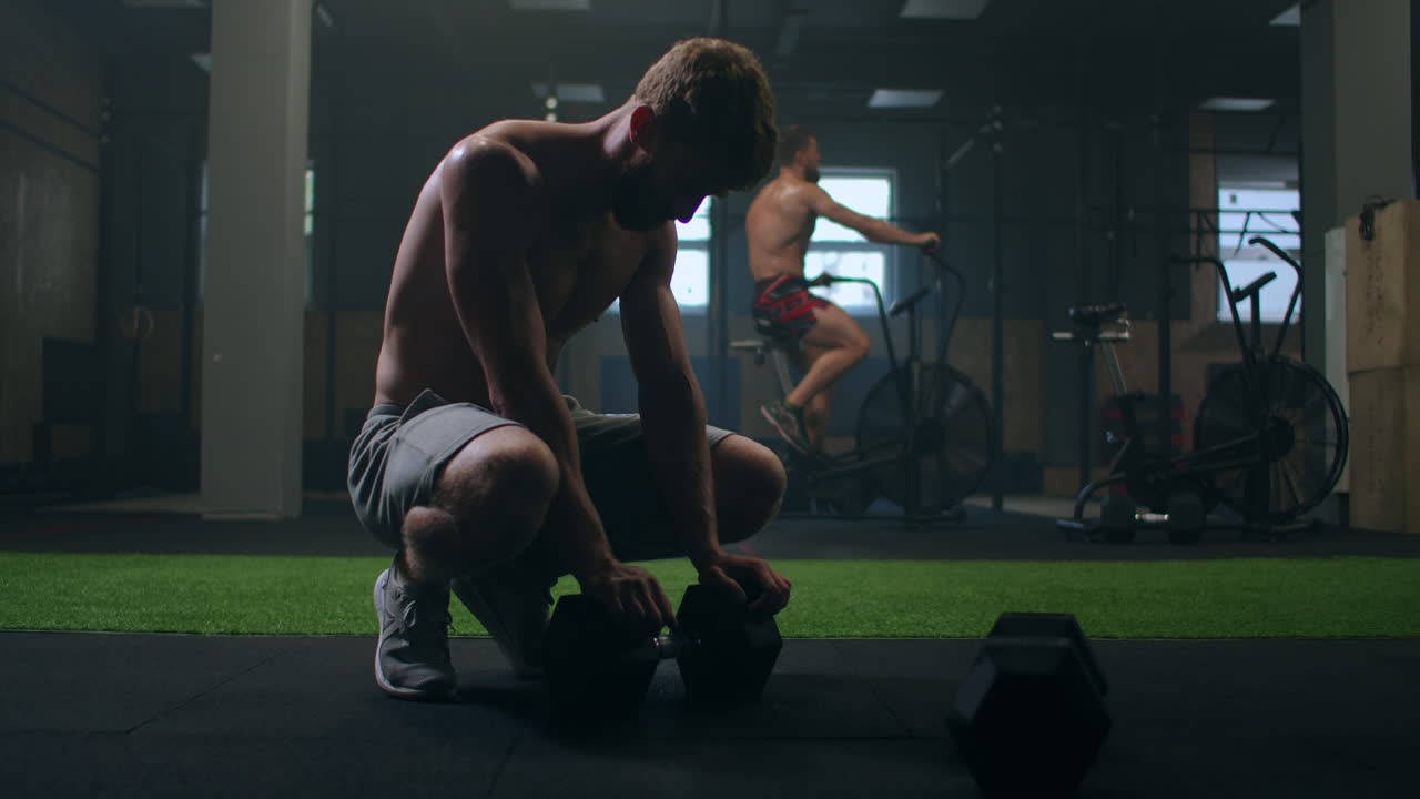 체육관에서  ⁇ 은 피곤한 남자가 운동 후  ⁇ 을 흘리며 긴장을 풀고 깊은 호흡을 취합니다.