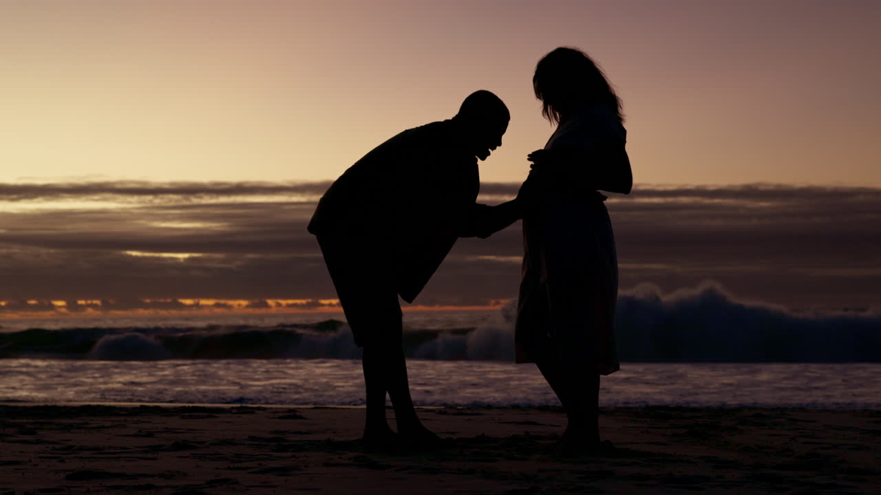 실루 ⁇ , 해변과 임신한 커플과 남자