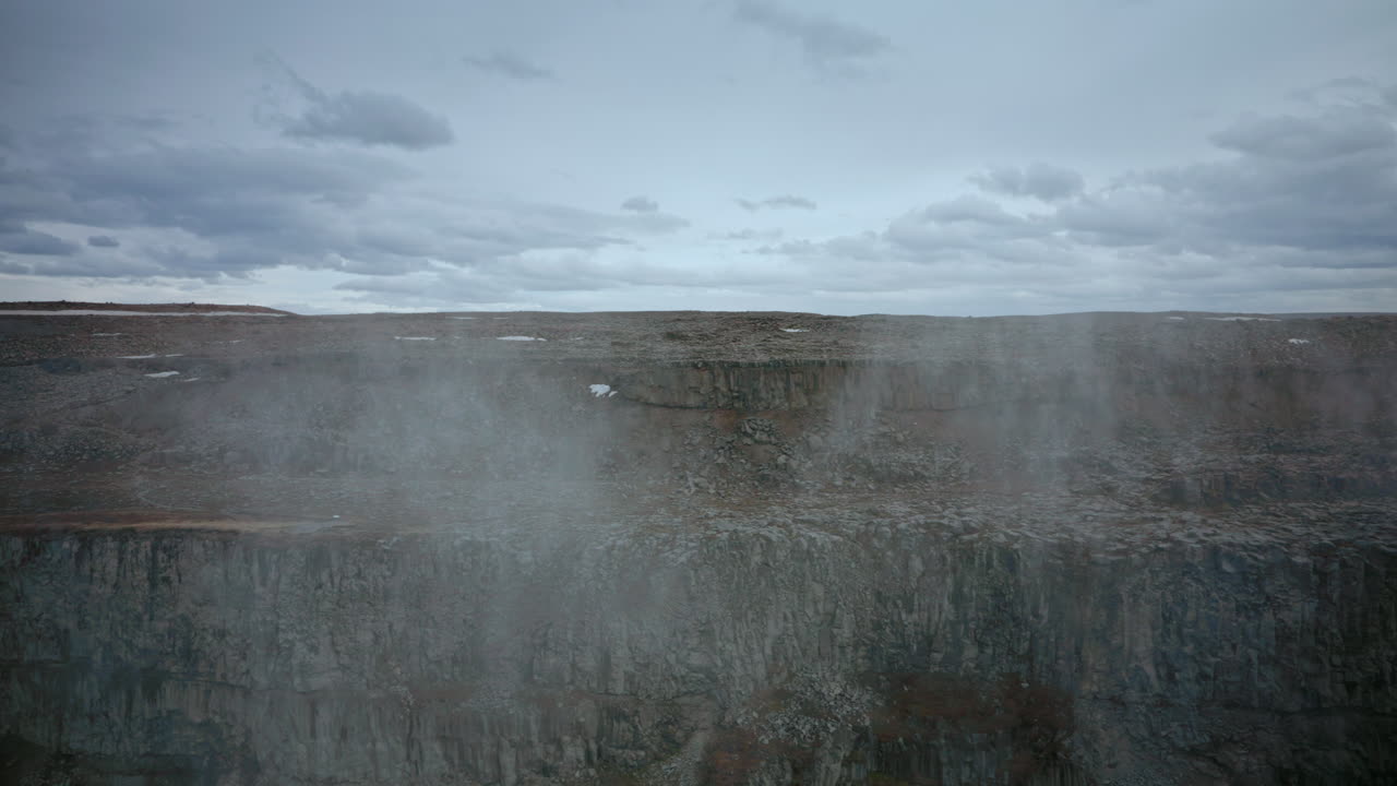 vista panorámica de la icónica cascada de dettifoss en islandia