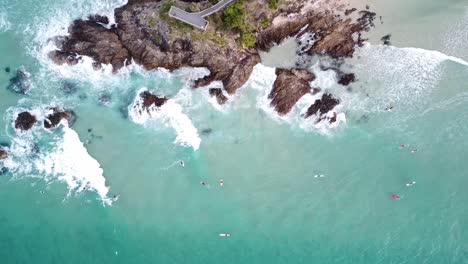 vista superior aérea de drones de olas y surfistas disfrutando del oleaje en byron bay, australia