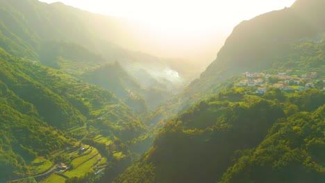 Vuelo-Cinematográfico-De-Drones-Entre-El-Hermoso-E-Idílico-Paisaje-Montañoso-De-Madeira-Y-El-Pueblo-En-Pendiente-Al-Atardecer