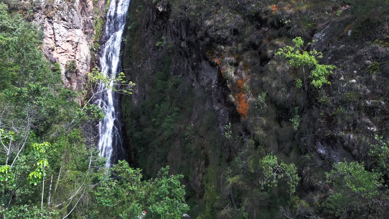 salto de aguas blancas cascada prístina que fluye en un lugar remoto, constanza en la república dominicana